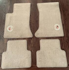 19157217 Cadillac Logo Oem Tan Carpet 4pc Floor Mats 2005-2011 Sts / Srx Xlr Sts-v