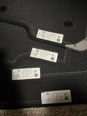 85078899 Gmc 2019-2025 Genuine Sierra Floor Mats Carpet Crew Cab 4pc Metal Nto